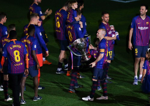 Coutinho lập si&ecirc;u phẩm, Barcelona chia tay huyền thoại - Ảnh 7.
