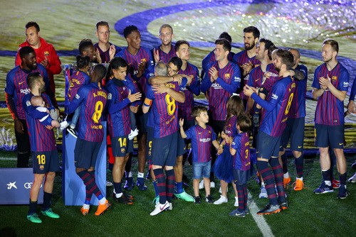 Coutinho lập si&ecirc;u phẩm, Barcelona chia tay huyền thoại - Ảnh 9.
