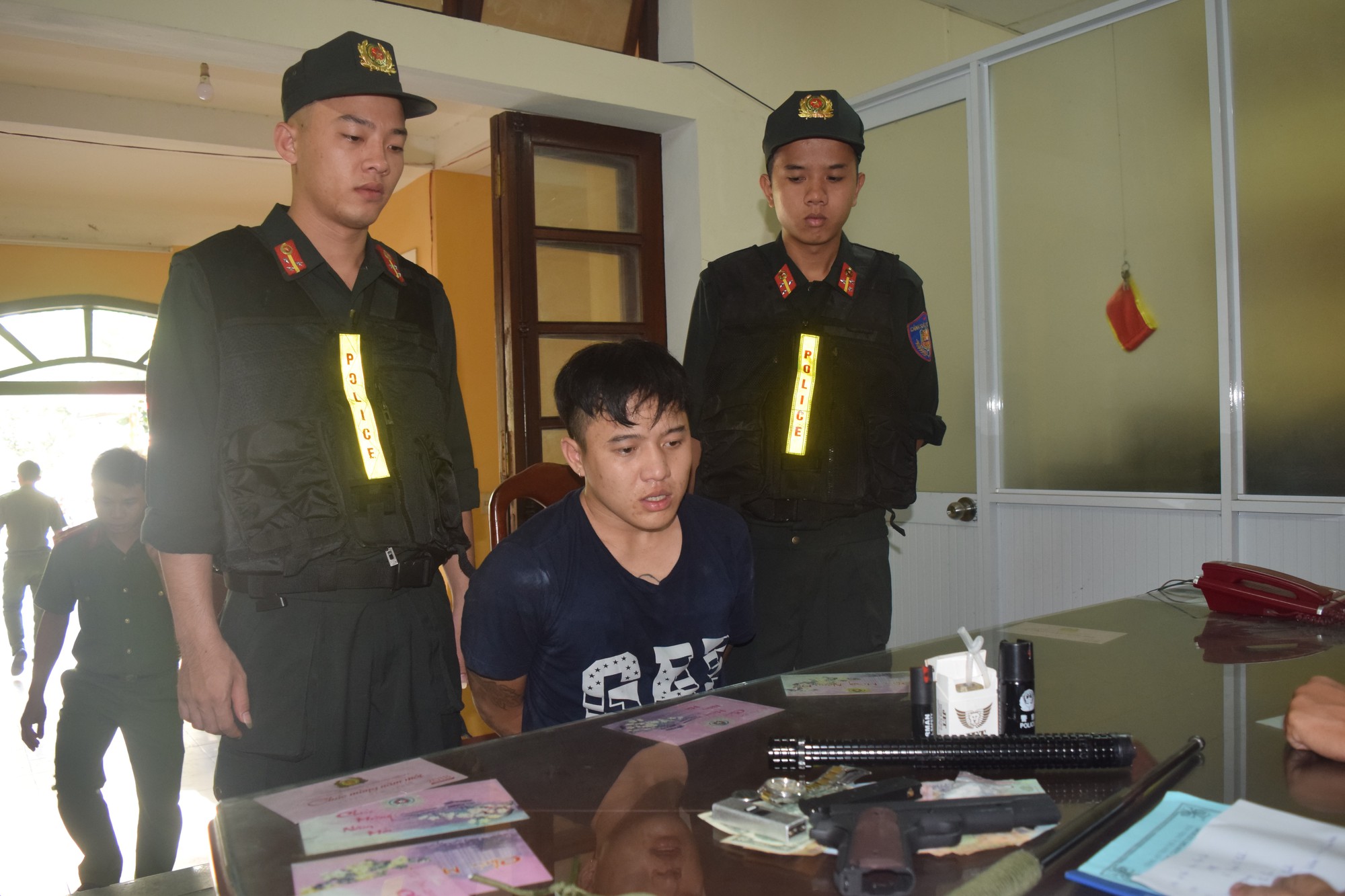 Bị kiểm tra, nam thanh niên có mang súng ném gói ma túy lên vỉa hè