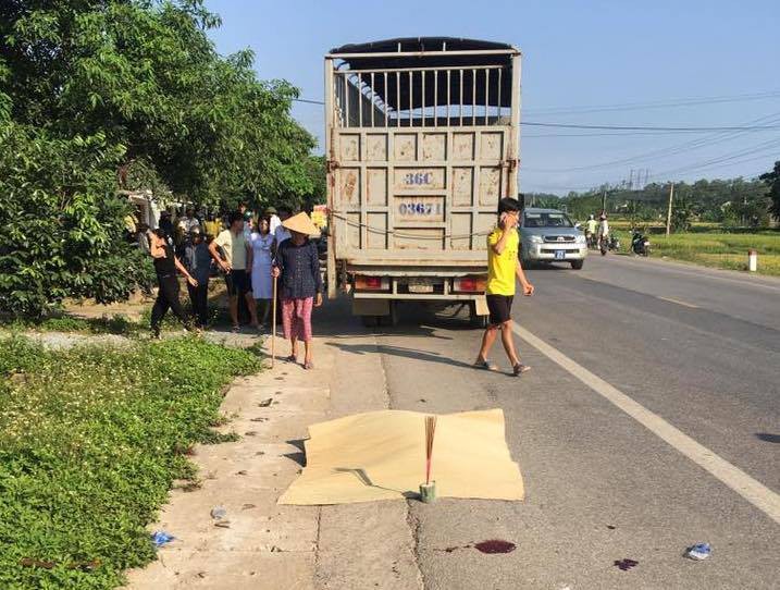 Xe tải chạy lấn làn tông thai phụ sắp sinh và chồng tử vong