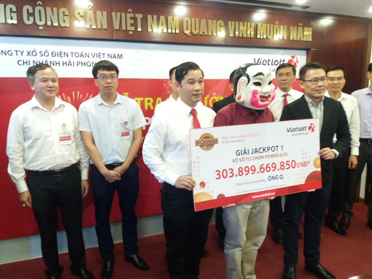 Người trúng Vietlott 304 tỉ đồng tặng 200 triệu đồng cho 2 "hiệp sĩ" bị sát hại