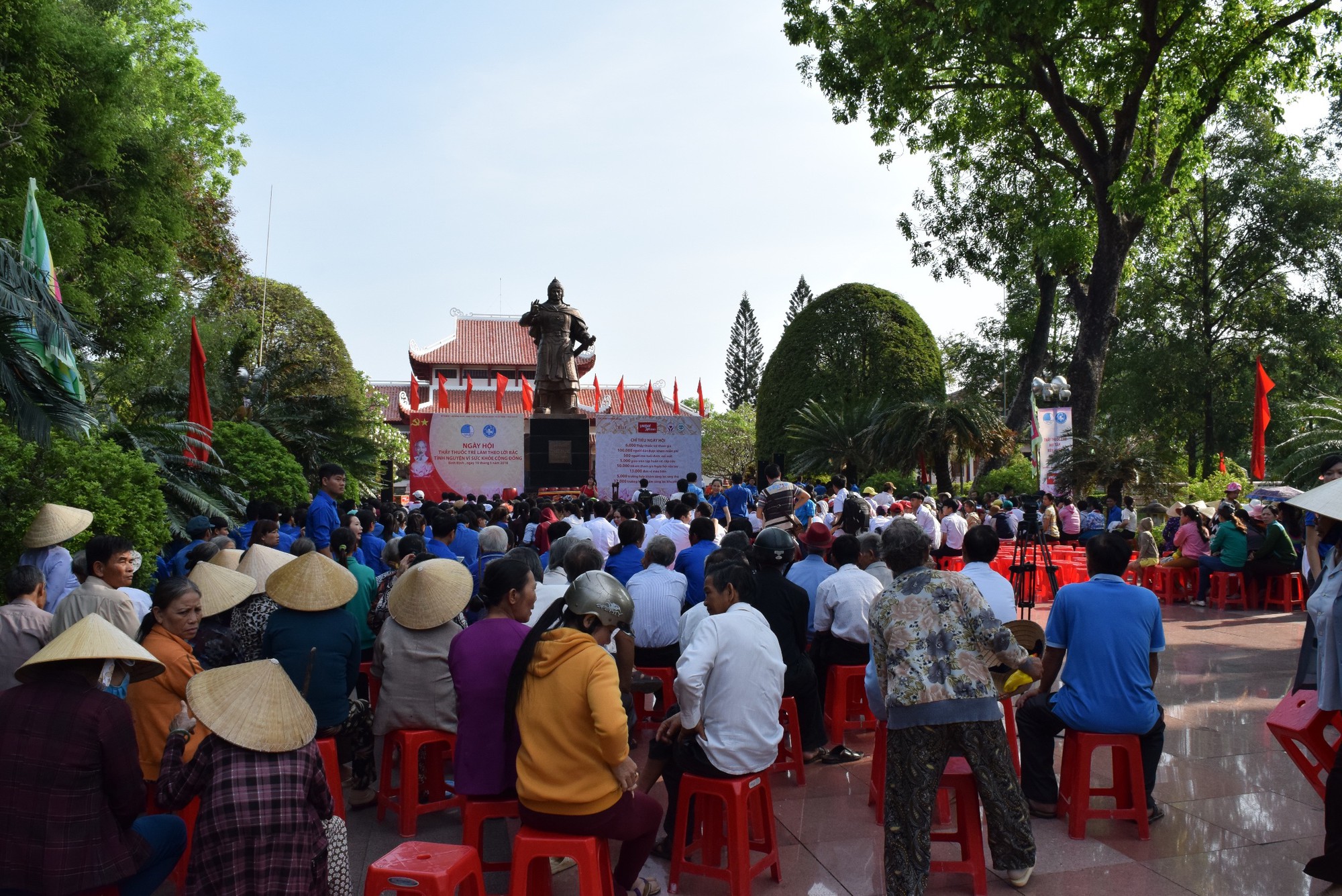 Cả trăm ng&agrave;n người được kh&aacute;m chữa bệnh từ Ng&agrave;y hội Thầy thuốc trẻ - Ảnh 1.