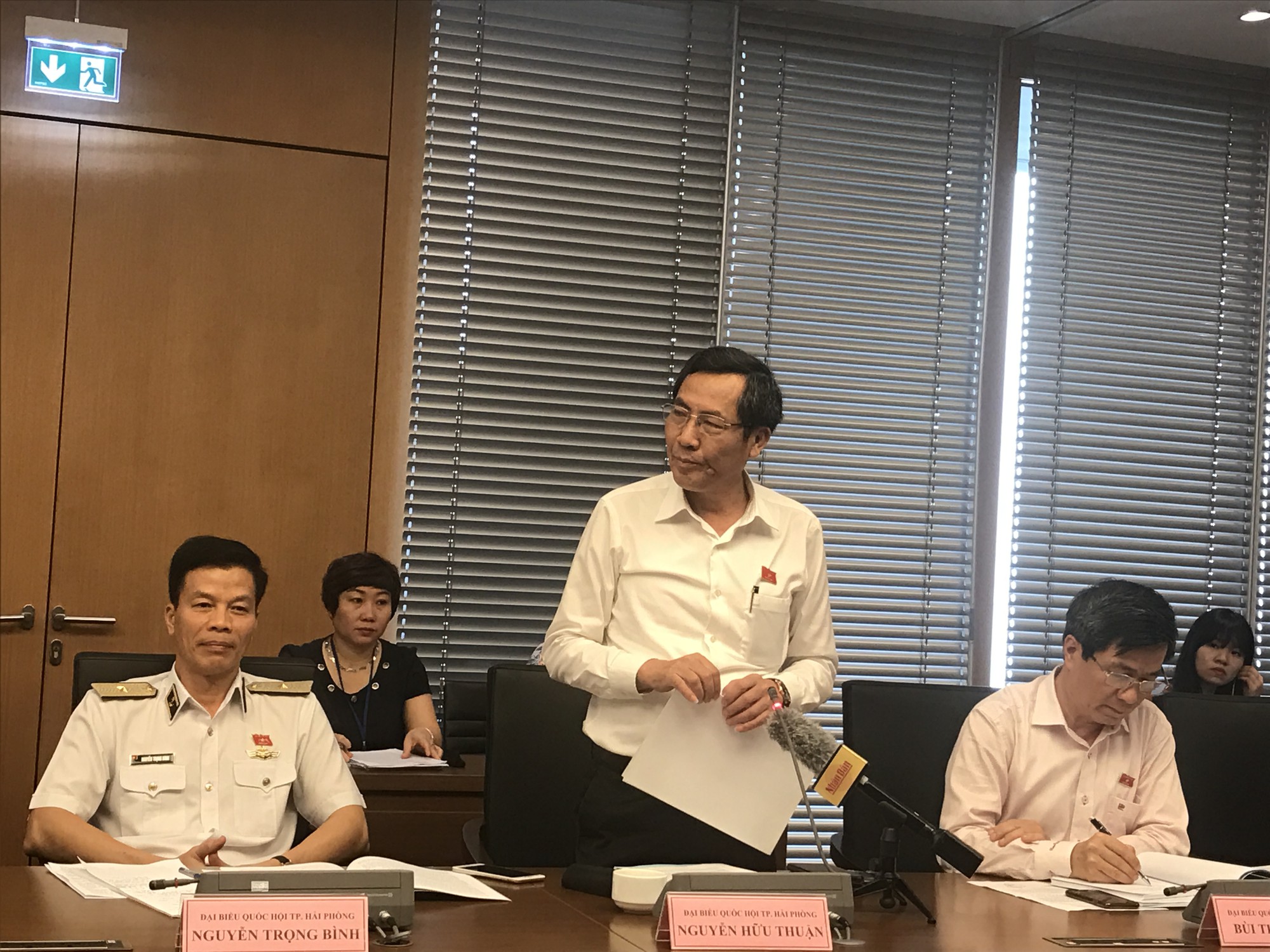 ĐBQH: Tăng thuế m&ocirc;i trường với xăng dầu c&oacute; cảm gi&aacute;c l&agrave; tận thu - Ảnh 1.