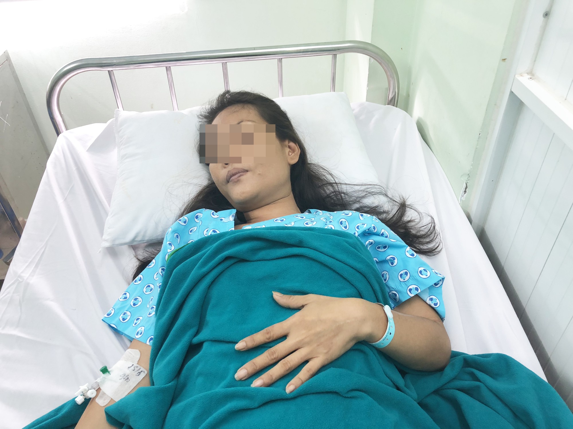 Đau bụng dữ dội, vào viện mới biết mang thai đi lạc - Ảnh 1.