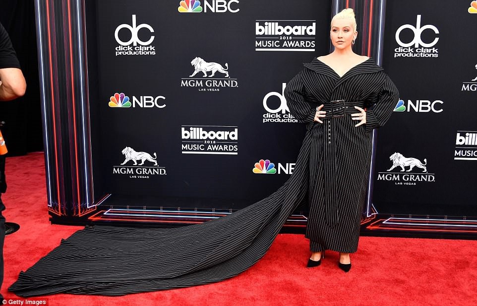 Những thảm họa thời trang tại Billboard Music Awards 2018 - Ảnh 1.