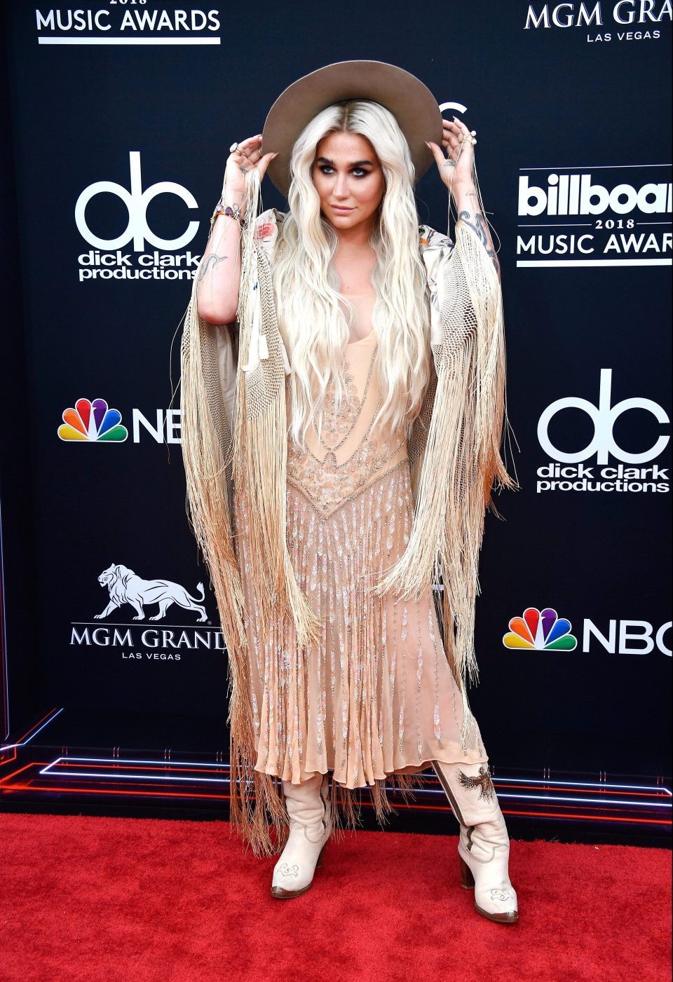 Những thảm họa thời trang tại Billboard Music Awards 2018 - Ảnh 7.