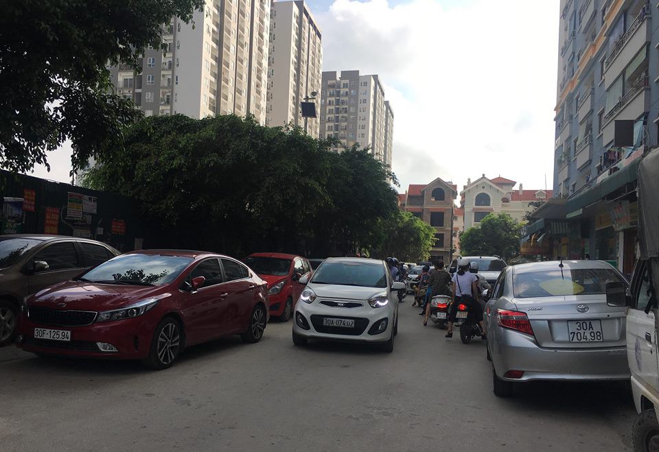 Giải tỏa bãi đỗ xe trái phép, người dân lo lắng