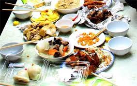 Lấy thức ăn thừa về, có gì mà xấu hổ!