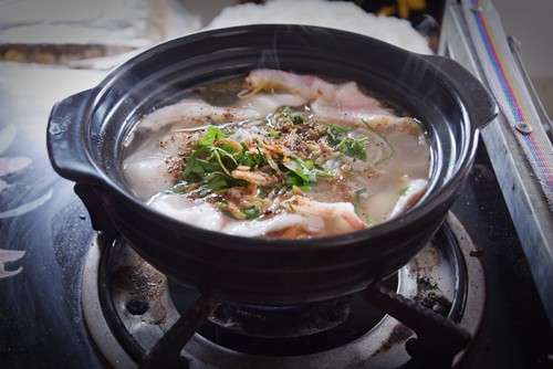 Độc lạ b&uacute;n c&aacute; thố, b&aacute;nh canh cốt dừa miền T&acirc;y ngay S&agrave;i G&ograve;n - Ảnh 1.