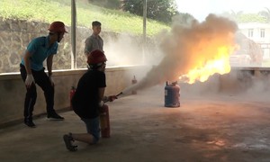 Trẻ em Hà Nội học dập lửa, đu dây thoát hiểm trong đám cháy