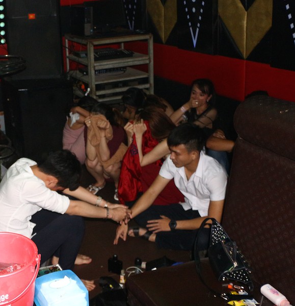 Xử phạt chủ quán karaoke để gần 80 thanh niên sử dụng ma túy - Ảnh 2.