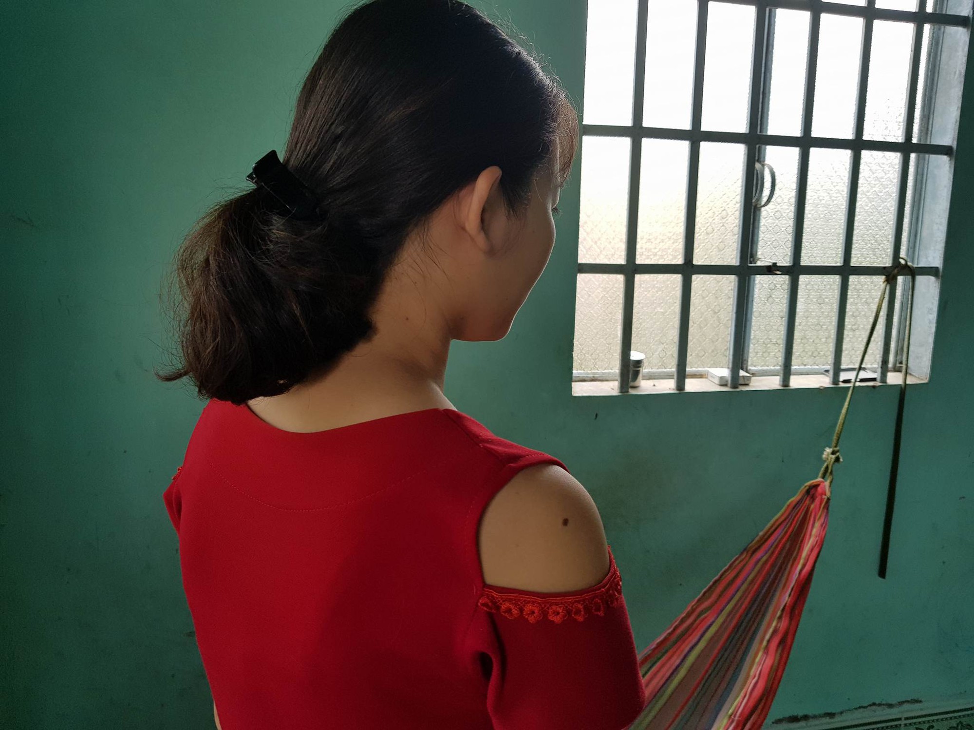 Phó trưởng công an xã nắm tay và ôm hôn thiếu nữ 16 tuổi