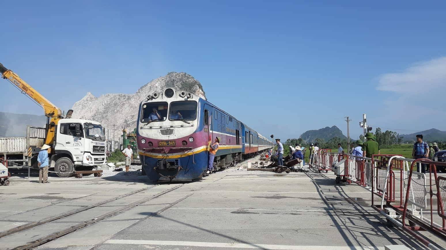 Tai nạn đường sắt kinh ho&agrave;ng: Tạm đ&igrave;nh chỉ 2 nh&acirc;n vi&ecirc;n g&aacute;c đường ngang - Ảnh 3.