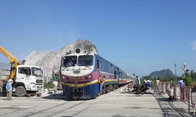 Tai nạn đường sắt kinh ho&agrave;ng: Tạm đ&igrave;nh chỉ 2 nh&acirc;n vi&ecirc;n g&aacute;c đường ngang - Ảnh 4.