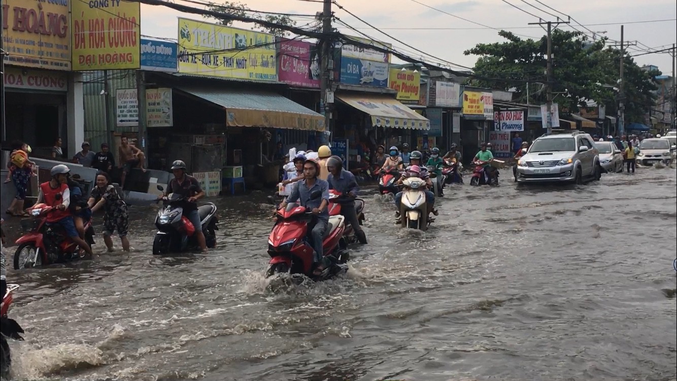 CSGT An Lạc cầu cứu trước nạn ngập nước li&ecirc;n tục - Ảnh 3.