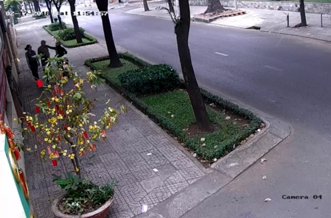 Nhân viên Tổng Lãnh sự quán Nga bị giật dây chuyền ở trung tâm TP HCM