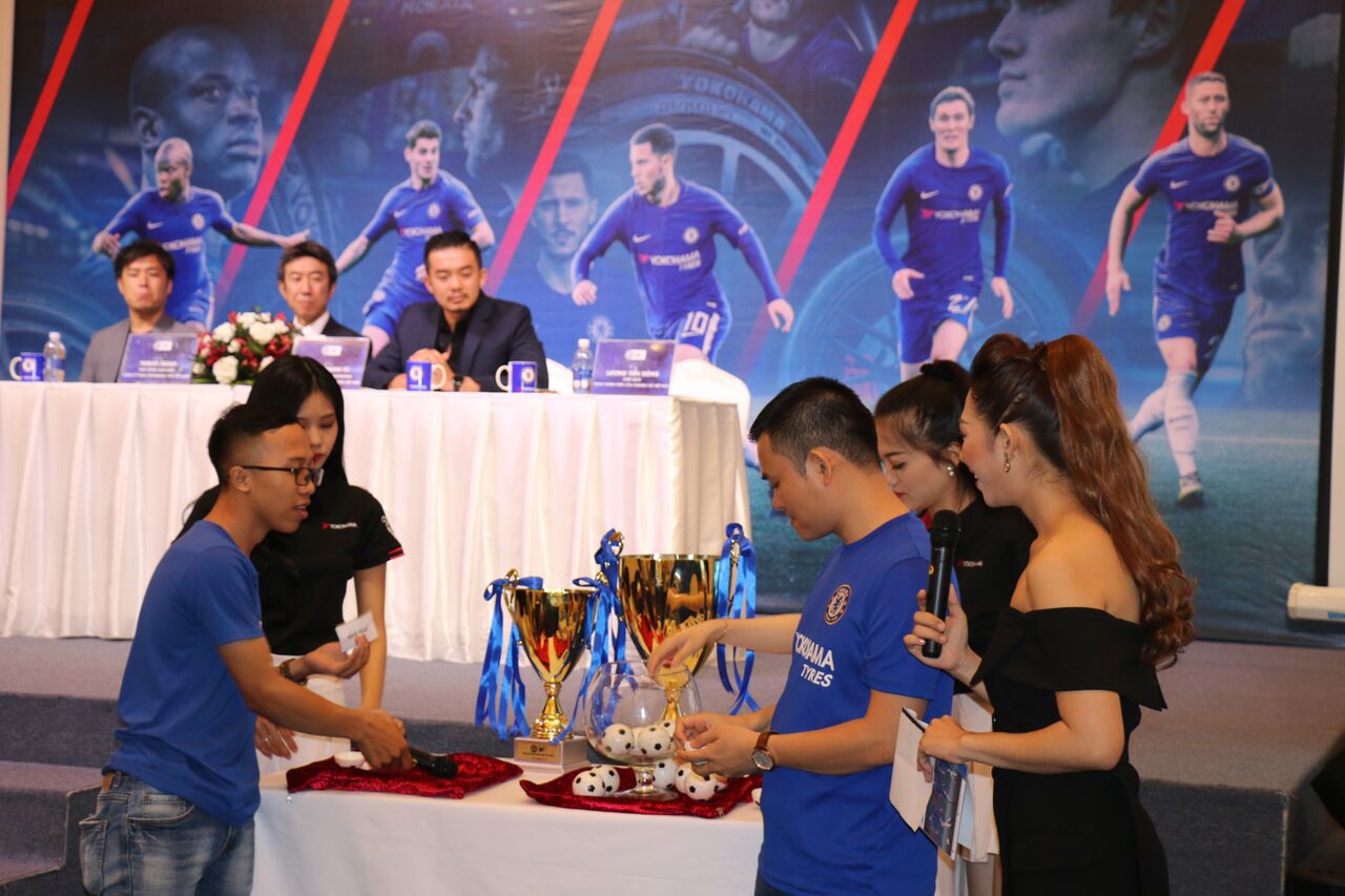 Mời HLV Chelsea sang rèn đội bóng phong trào