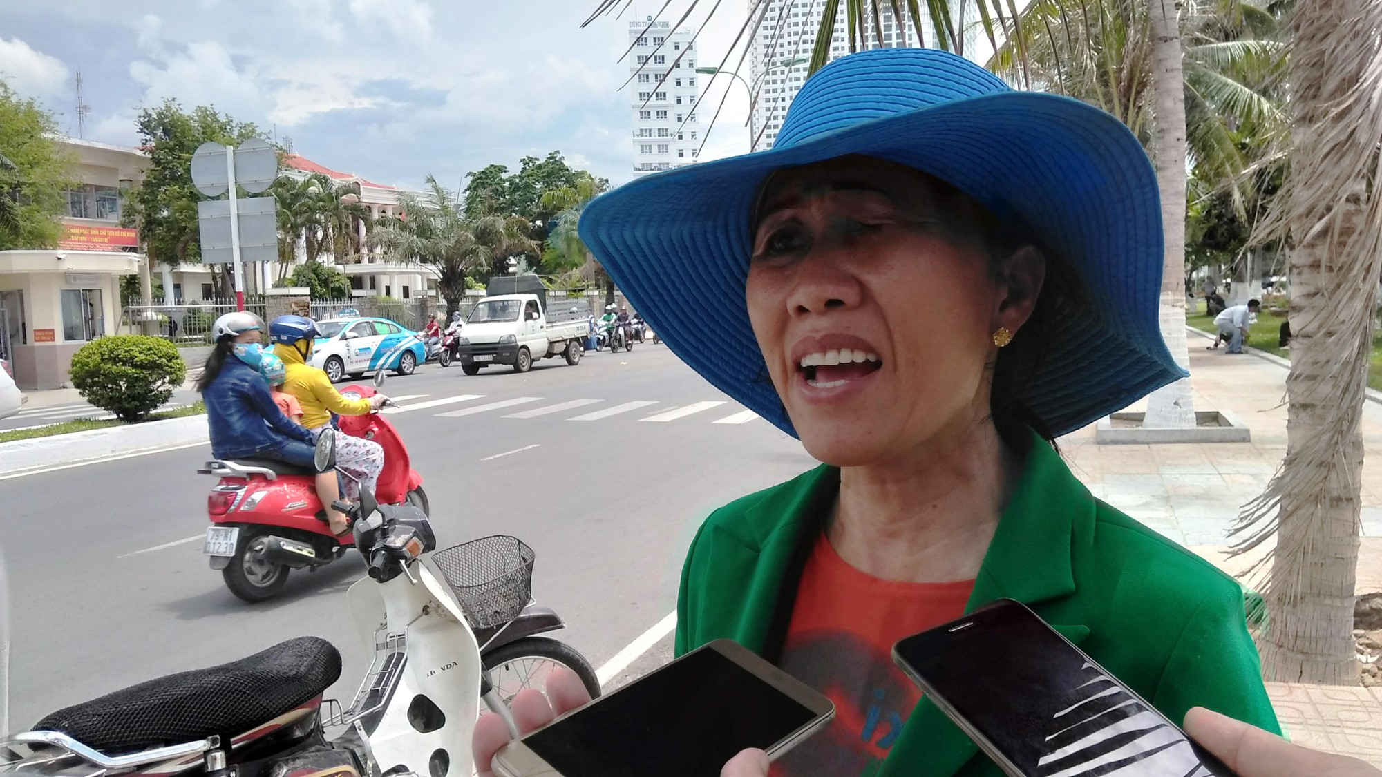 Hỗ trợ sau bão: Người thân cán bộ có, dân không?