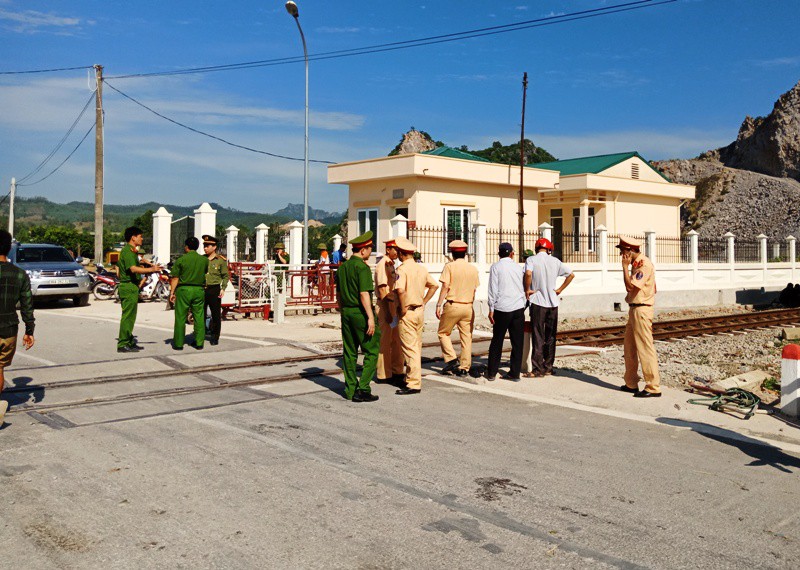 Ngổn ngang hiện trường vụ tai nạn đường sắt 11 người thương vong - Ảnh 3.