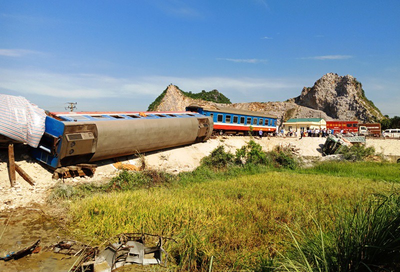 Khởi tố vụ tai nạn đường sắt kinh ho&agrave;ng, tạm giam 2 người g&aacute;c đường ngang - Ảnh 1.