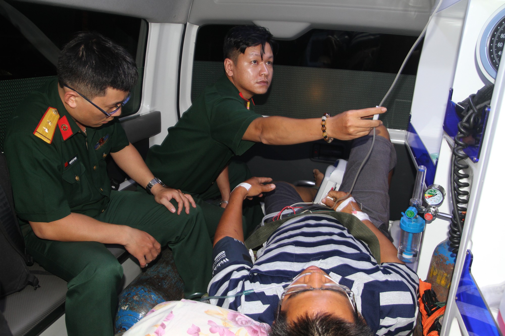 Ngã trên hải đăng đảo Trường Sa, anh công nhân được đưa về đất liền