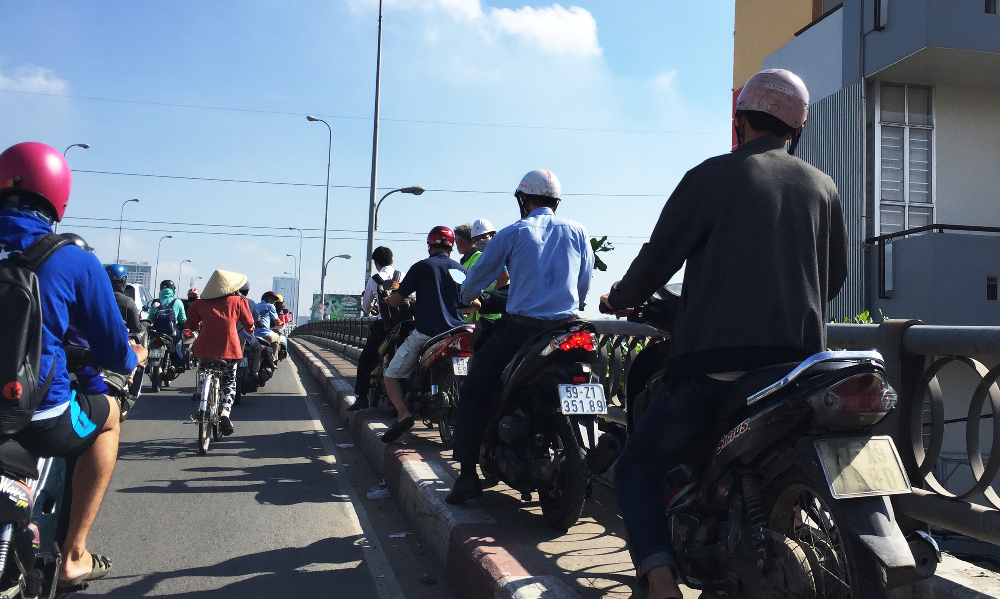"Ông Tây" chặn dòng xe chạy lên lối đi bộ ở cầu Kênh Tẻ
