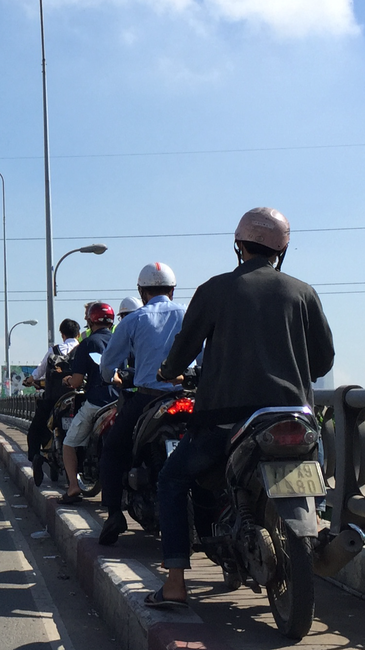 &Ocirc;ng T&acirc;y chặn d&ograve;ng xe chạy l&ecirc;n lối đi bộ ở cầu K&ecirc;nh Tẻ - Ảnh 1.