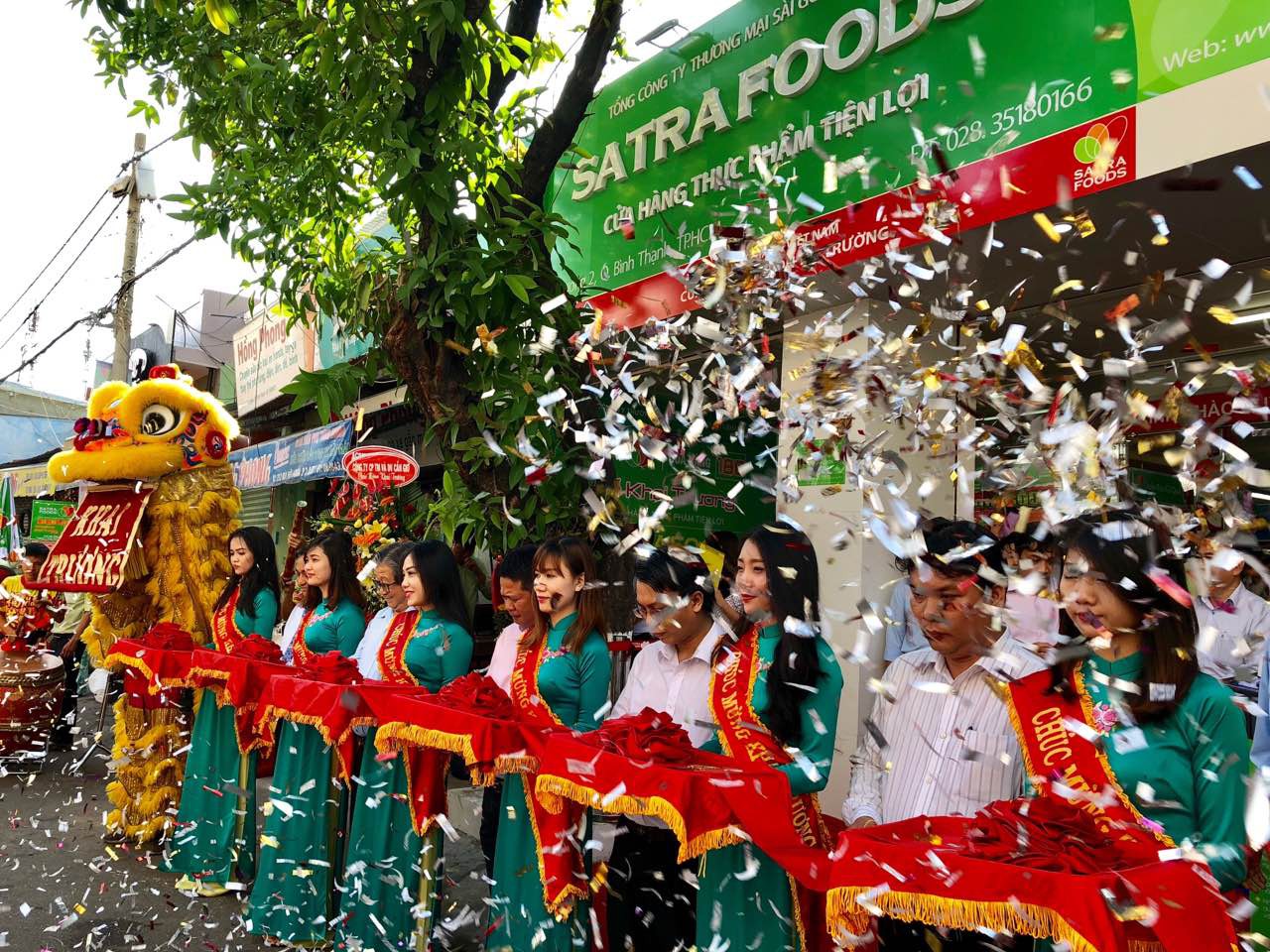 Khai trương cửa hàng Satrafoods kết hợp bán thức ăn nhanh