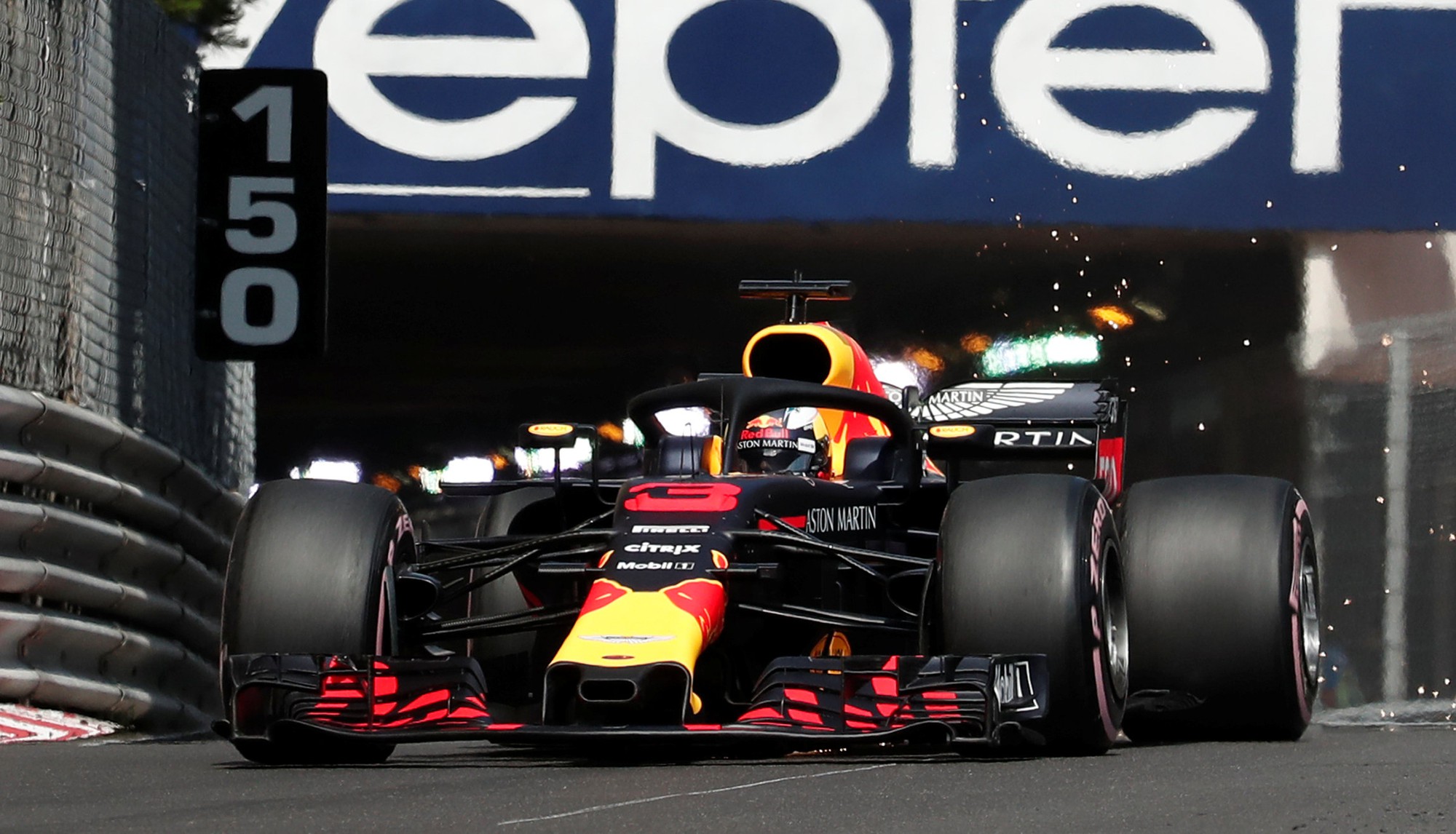 Monaco Grand Prix: Lewis Hamilton h&agrave;o hứng với c&aacute;c Grid Girls - Ảnh 3.