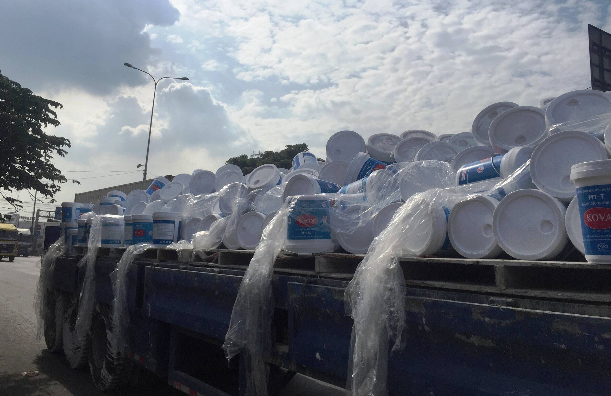 Xe container thắng gấp, cả trăm th&ugrave;ng sơn đổ trắng x&oacute;a Quốc lộ 1 - Ảnh 3.