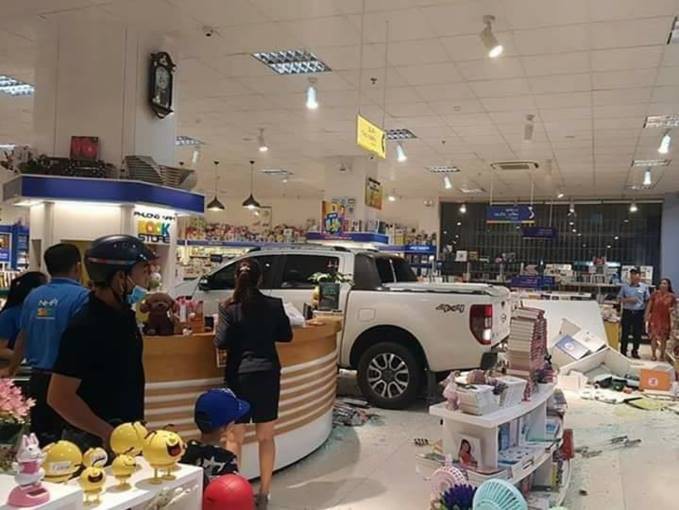 Một phụ nữ lái xe bán tải tông vào nhà sách