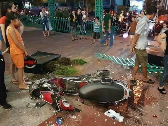 Một phụ nữ lái xe bán tải tông vào nhà sách - Ảnh 2.