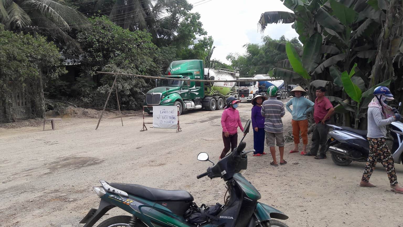 Người d&acirc;n dựng barie chặn h&agrave;ng trăm xe tải chở đ&aacute; g&acirc;y &ocirc; nhiễm - Ảnh 2.