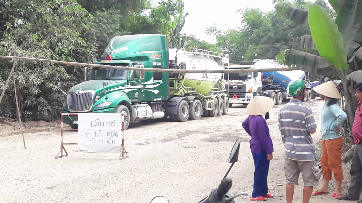 Người dân dựng barie chặn hàng trăm xe tải chở đá gây ô nhiễm
