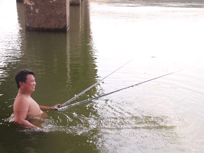Đổ xô câu cá ngoại lai ở hồ Trị An
