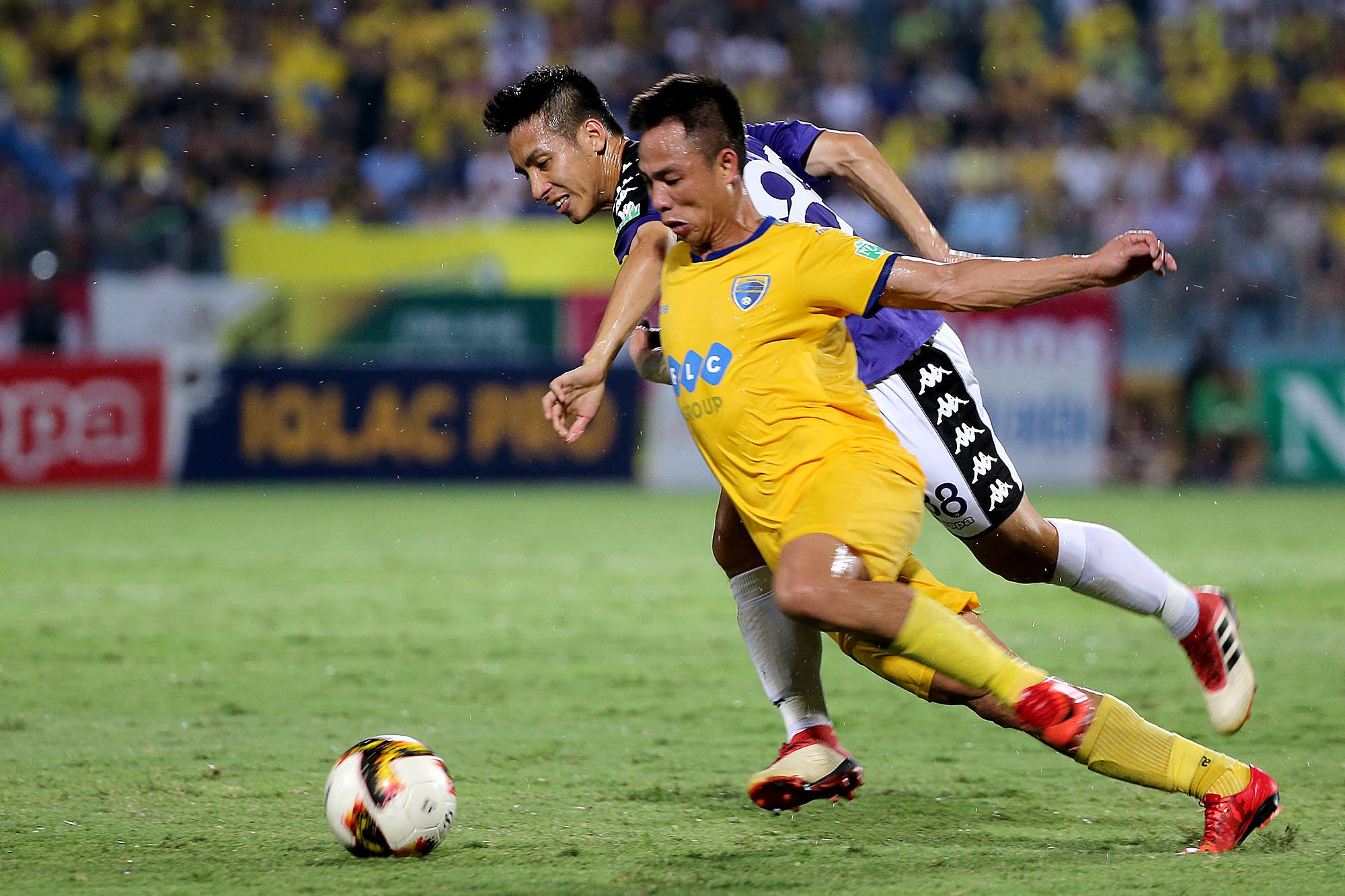 Hà Nội thắng FLC Thanh Hóa trong trận cầu "kinh điển"