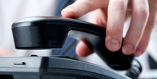 Nên nhận tố cáo qua điện thoại