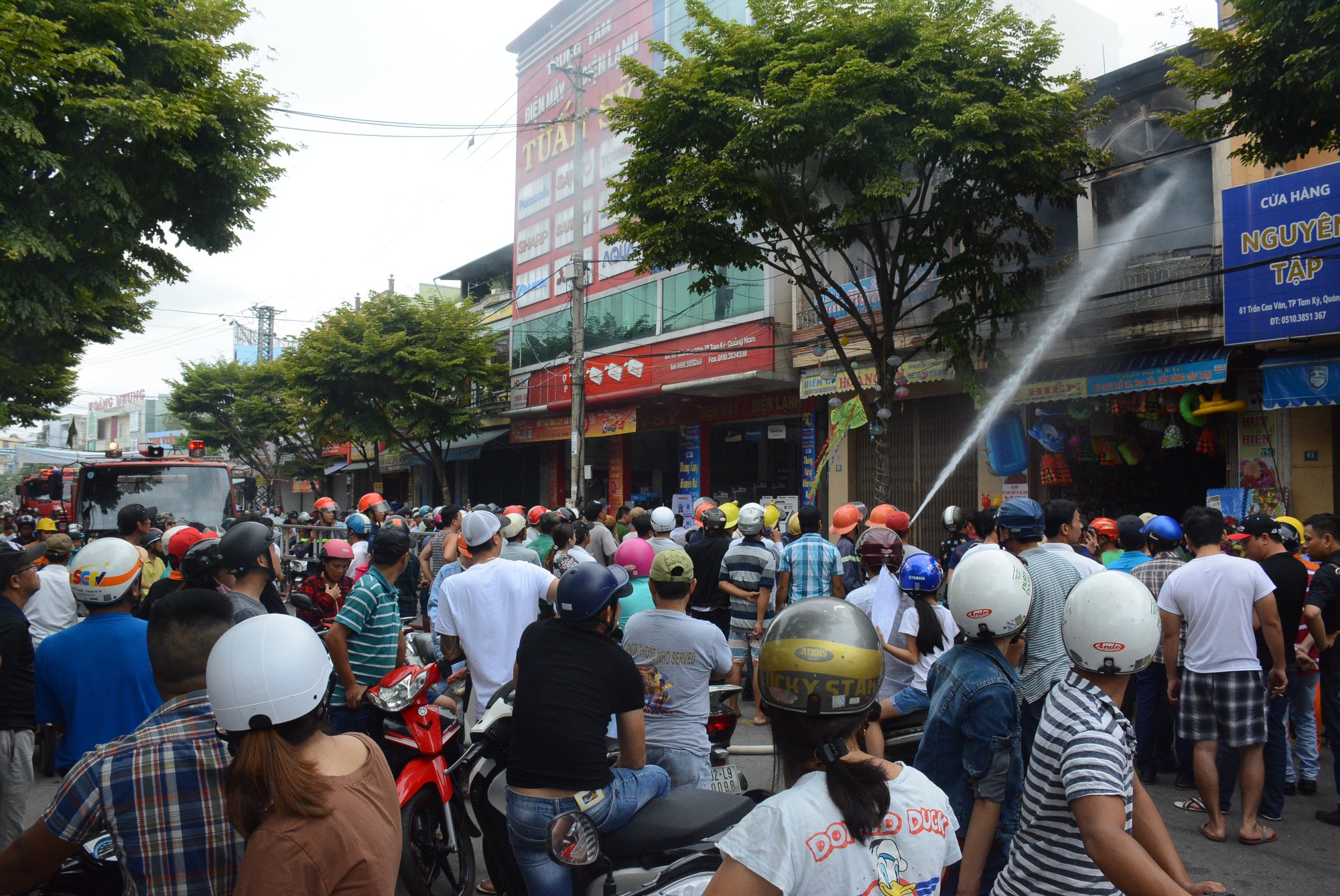 Cháy nhà giữa trung tâm TP Tam Kỳ
