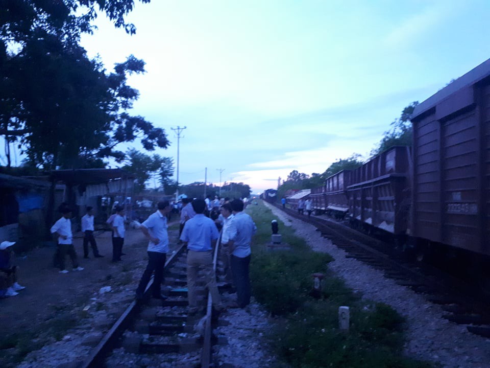 Đang vào ga, 2 toa của đoàn tàu 27 toa bất ngờ trật bánh - Ảnh 1.