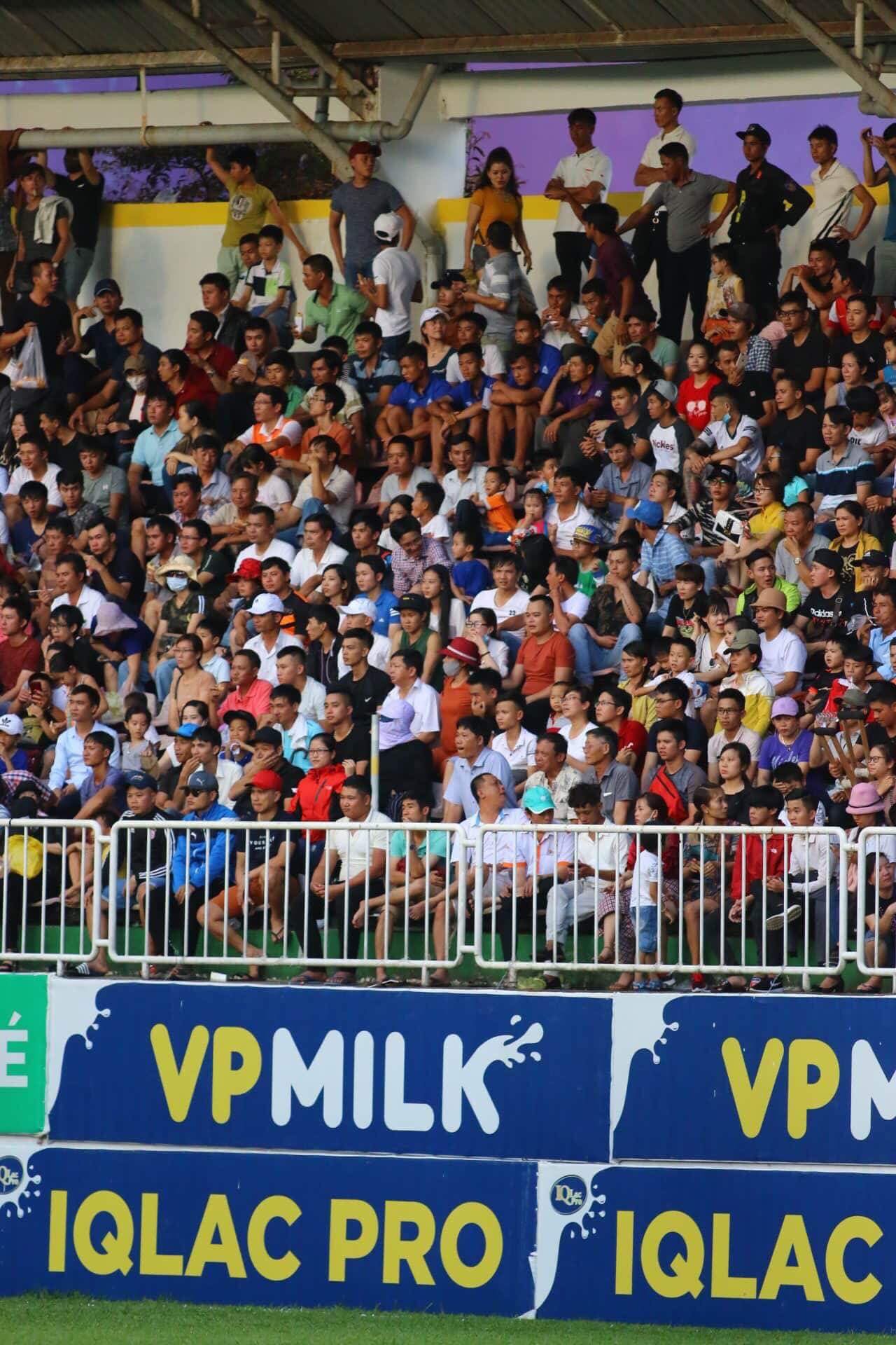 Clip: HAGL hạ SLNA; H&agrave; Nội thắng Thanh H&oacute;a trong mưa g&ocirc;n - Ảnh 4.