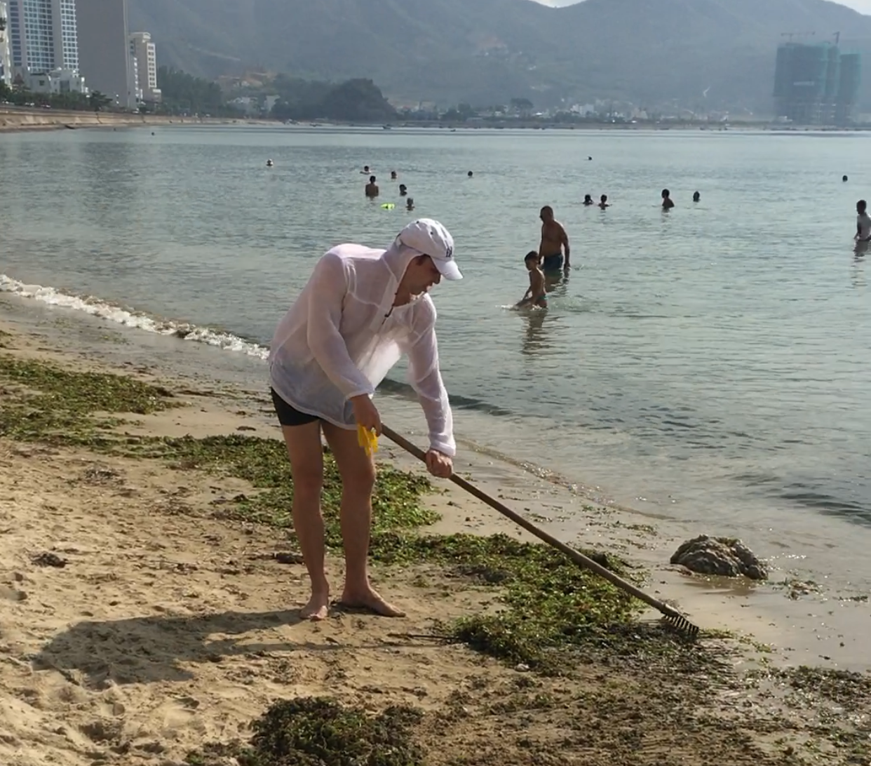 Du khách nước ngoài dọn rác biển Nha Trang vì không chịu nổi - Ảnh 4.
