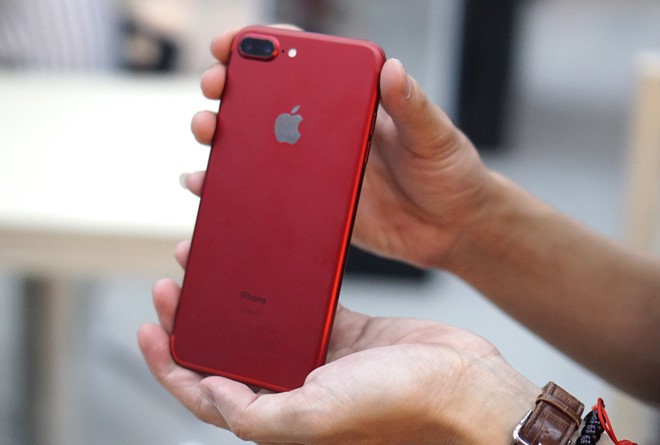 Người mua iPhone bức x&uacute;c v&igrave; cửa h&agrave;ng ch&agrave;o gi&aacute; một đằng, b&aacute;n một nẻo - Ảnh 2.
