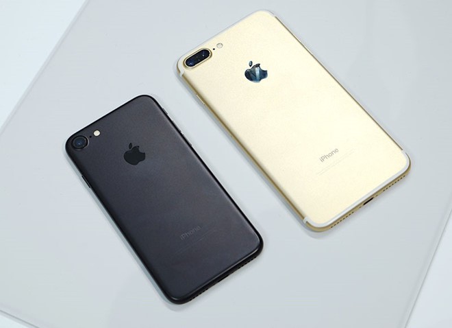 Người mua iPhone bức x&uacute;c v&igrave; cửa h&agrave;ng ch&agrave;o gi&aacute; một đằng, b&aacute;n một nẻo - Ảnh 3.
