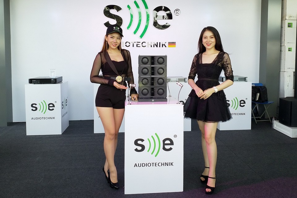 Ngắm "chân dài" và thiết bị âm thanh tại triển lãm Plase Show 2018