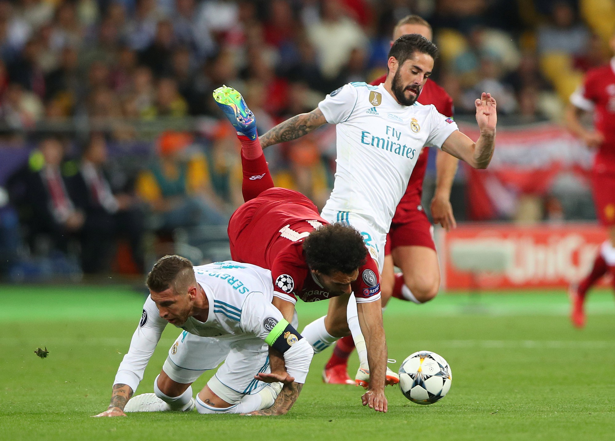 Ramos c&oacute; cố &yacute; triệt hạ Salah? - Ảnh 6.
