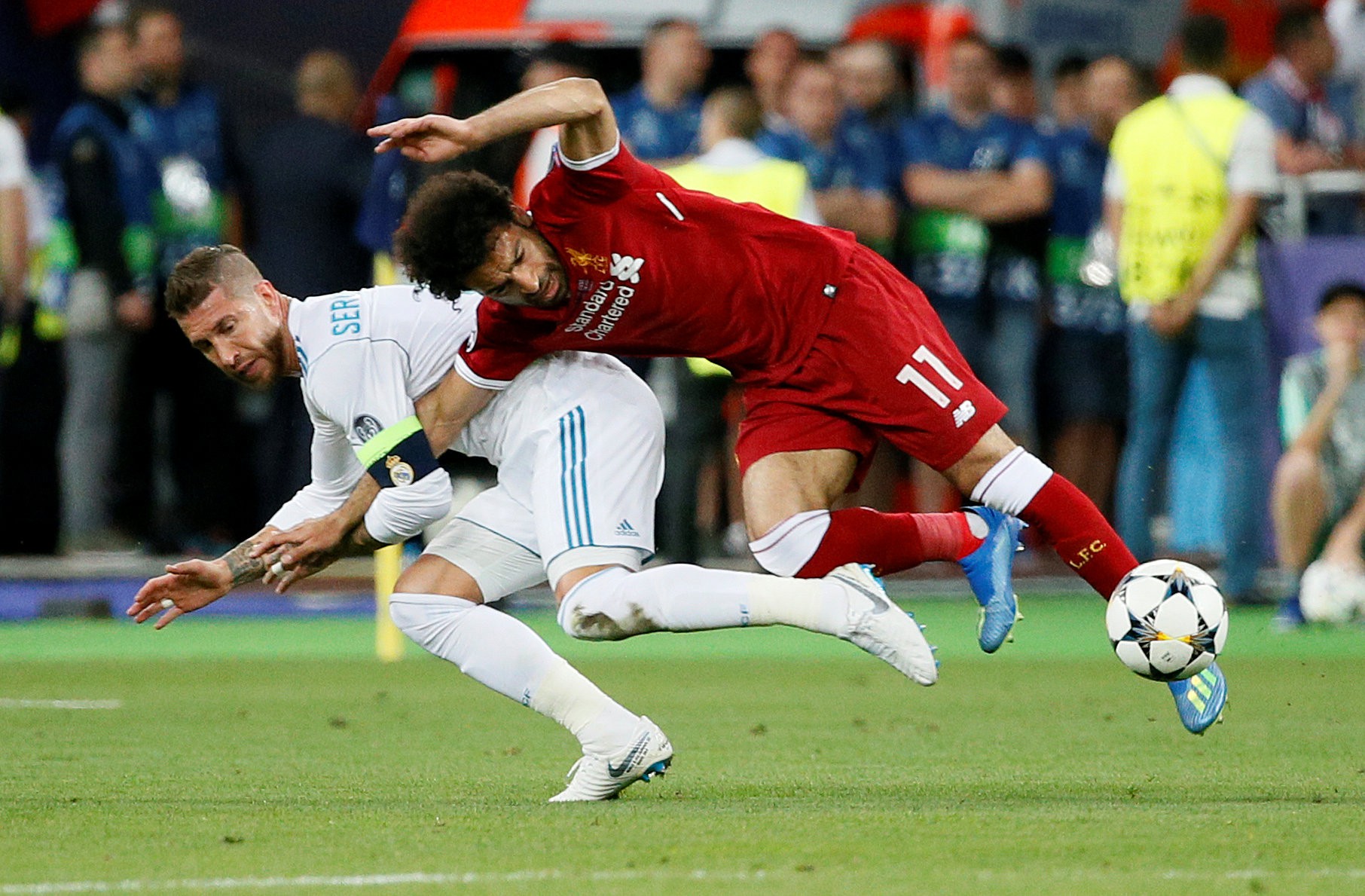 Ramos có cố ý triệt hạ Salah?
