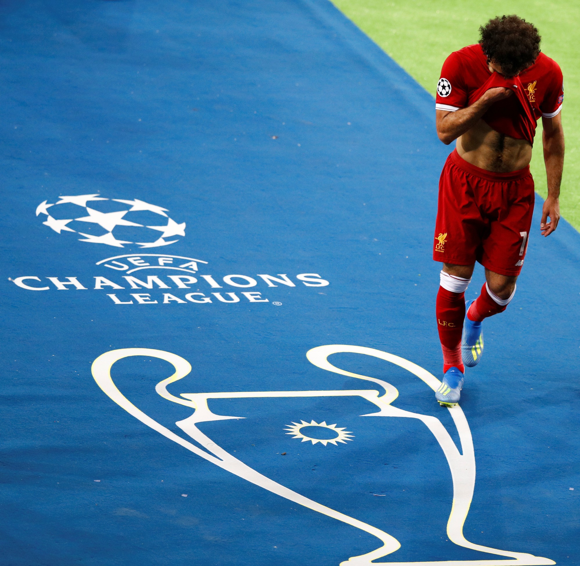 Ramos c&oacute; cố &yacute; triệt hạ Salah? - Ảnh 1.