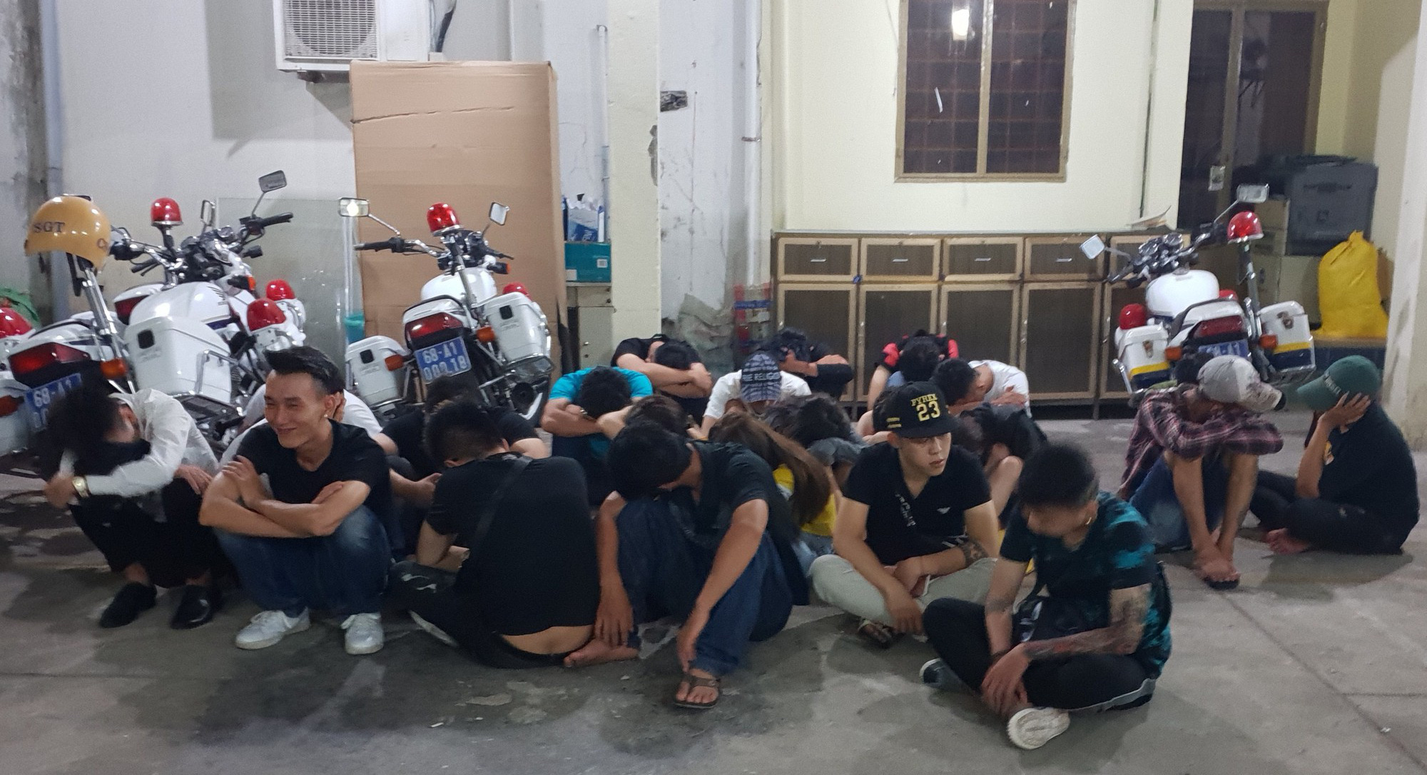 Đột kích quán bar, phát hiện nhiều hung khí nguy hiểm - Ảnh 2.