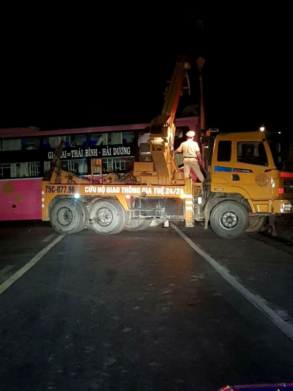 Tr&aacute;nh xe tải bị nạn, xe kh&aacute;ch đ&acirc;m v&agrave;o v&aacute;ch n&uacute;i - Ảnh 2.