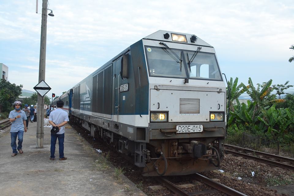 Đường sắt Bắc Nam thông tuyến sau hơn 24 giờ tê liệt - Ảnh 1.